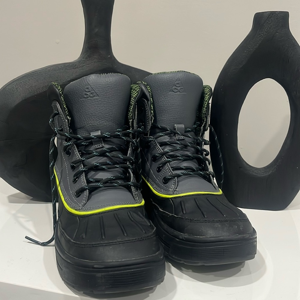 Nike Woodside 2 ACG Youth US 6.5 Waterproof Rubber High Boots